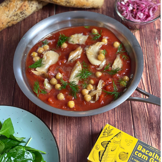 Bacalhau Com Grão (Kichererbsen) aus der Dose mit Tomatensauce und Kapern