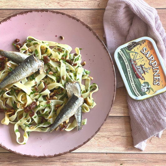 Tagliatelle mit Sardinen Petersilie und Knoblauch
