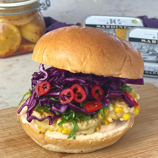 Burger mit Maisfritters und Sardinen
