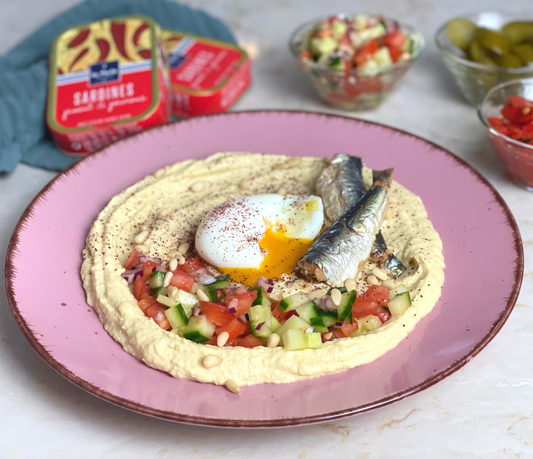 Cremiger Hummus und Sardinen