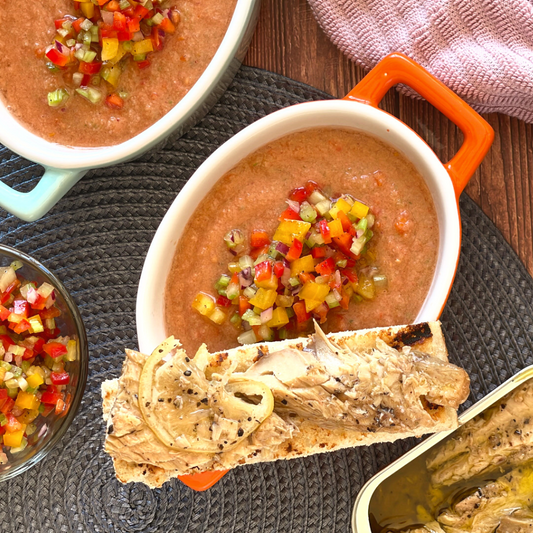 Authentische Gazpacho-Suppe mit Makrelenfilets, in Olivenöl mit Zitrone und buntem Pfeffer
