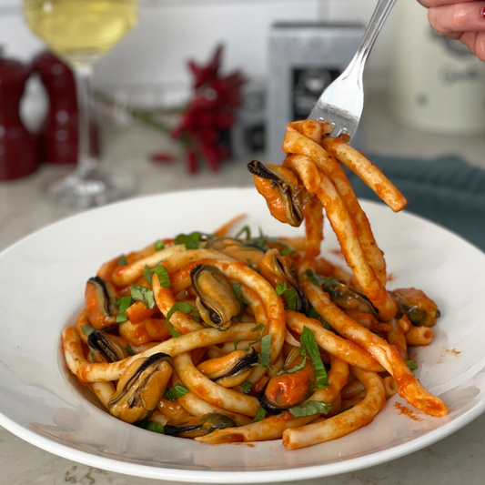 Pasta mit Muscheln aus der Dose und pikanter Tomatensoße