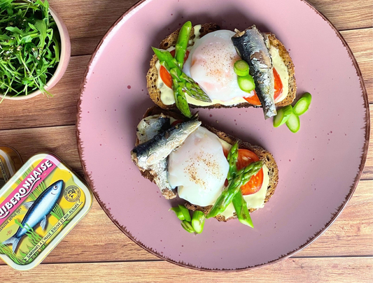 Sous Vide pochiertes Ei auf Toast mit Sauce Hollandaise und Sardinen