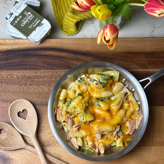 Cremige Mac und Cheese mit Thunfischfilets und Spinat