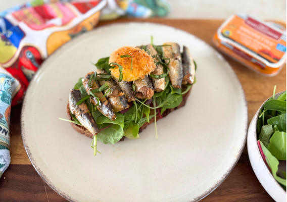 Video laden: Sardinette Toast with Crispy Egg Yolk