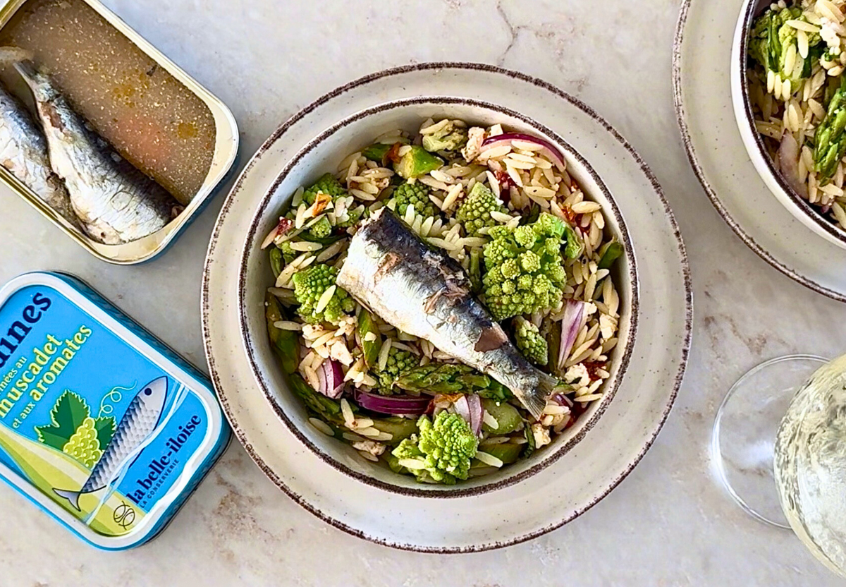 Video laden: Frühlings-Orzo-Salat mit geröstetem Gemüse &amp; Sardinen in Muscadet-Wein 🐟